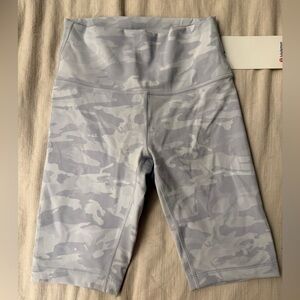 Lululemon Wunder Under HR Shorts 10” | Gray Camo | Sz 6